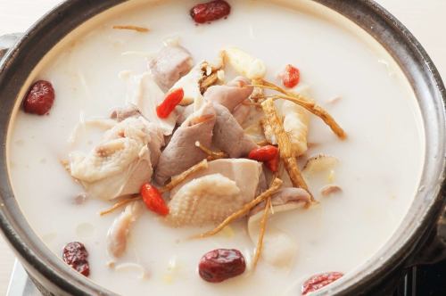 薬膳肚子鶏/ホルモンと鶏の薬膳鍋