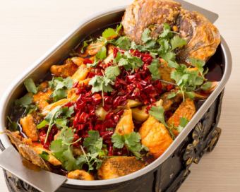 重慶本考魚/名物、まるごと鮮魚の唐辛子マミレ煮込み