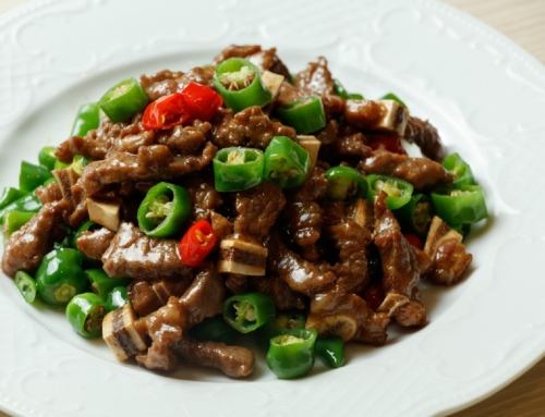 双椒牛仔骨/骨付き牛ロースの赤青唐辛子炒め