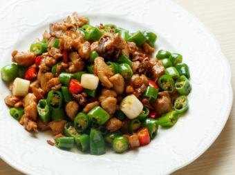 香辣肥腸鶏/鶏肉とホルモンの唐辛子炒め