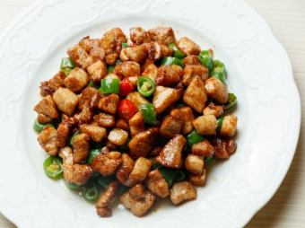 双椒炒鶏肉/鶏肉の青赤唐辛子炒め