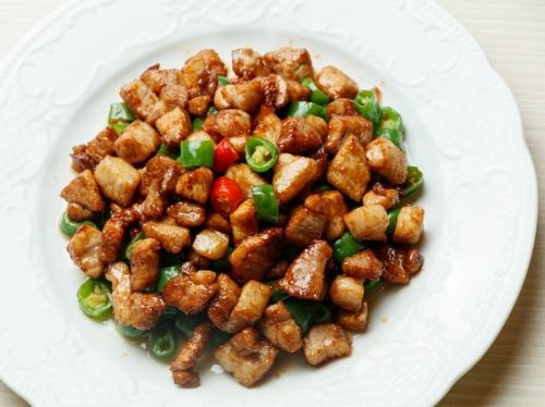 双椒炒鶏肉/鶏肉の青赤唐辛子炒め