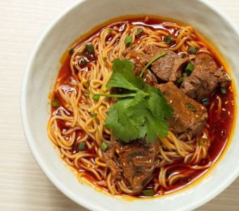 四川牛肉湯麺/ピリ辛、牛肉つゆソバ(細麺)