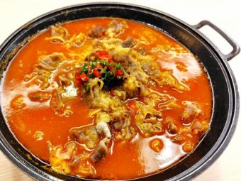 酸湯肥牛/国産牛バラ肉の殻酸味スープ煮込み