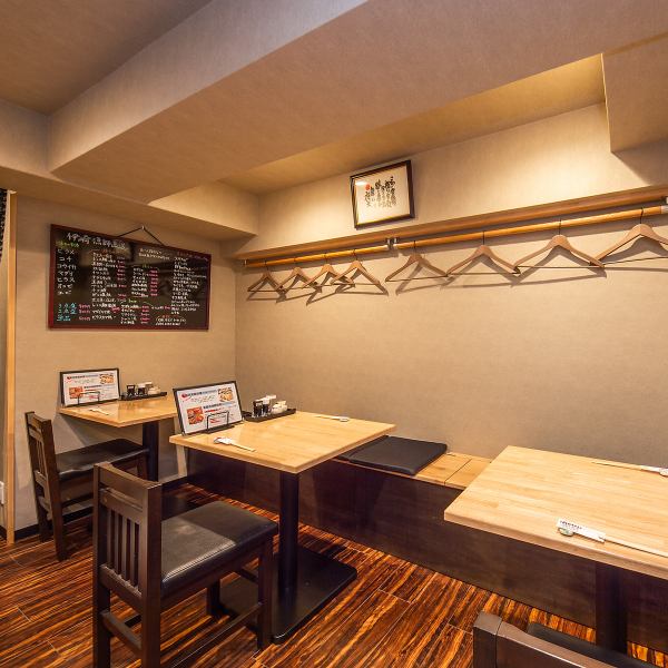 落ち着いた雰囲気の店内は、気心の知れた友人との飲み会や各種宴会にも最適です。テーブル席を囲んで美味しい料理とお酒を味わえば、自然と会話も弾みます◎アットホームな空間なので、周りを気にせずリラックスして過ごせるのも嬉しいポイントです。