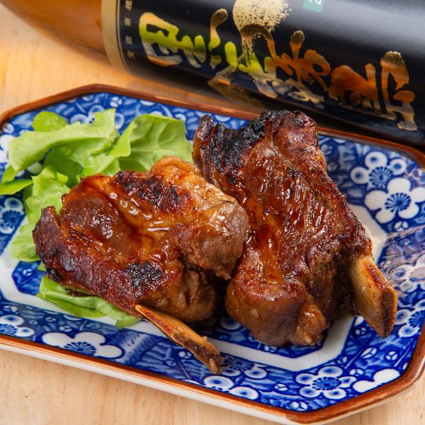 【トロトロ食感】数時間じっくり煮込んで焼き上げた香ばしいスペアリブはお酒に合う◎