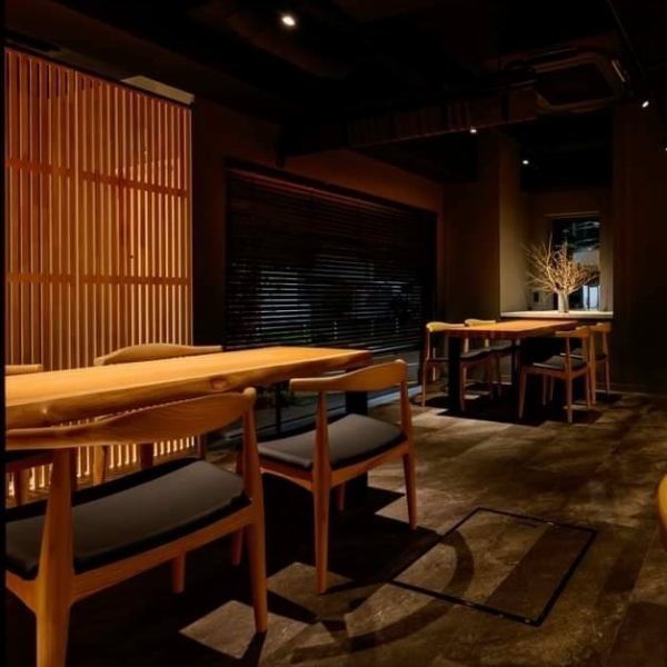 [餐桌座位可供3人以上团体使用。】 店里主要是吧台座位，但如果是团体的话，还有最多可容纳10人的桌子座位。当招待您所爱的人时，我们提供最好的服务和空间。虽然需要事先咨询，但我们也可以讨论私人租赁。