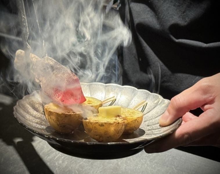 「強火で表面はカリッ、噛むときれいな脂がジュワッと」最高級の土佐備長炭で焼き上げる焼鳥