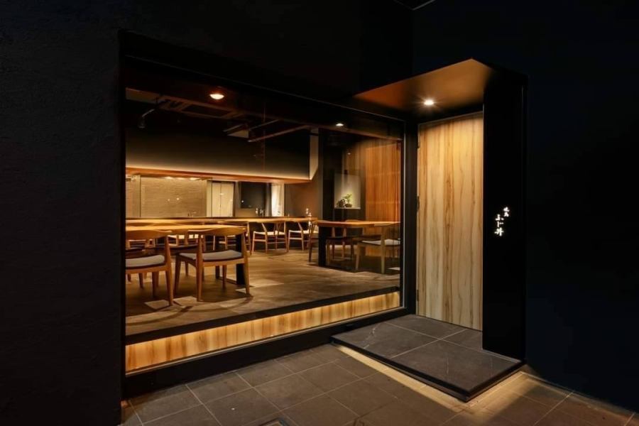 【高級感溢れる店内はデート・記念日・接待に最適】特注の一枚板で作られた美しい檜のカウンターに座ると、目の前がオープンキッチンとなっており、おくつろぎいただきながら匠の技を楽しめます。備長炭で焼き上げる音や香りなどもカウンター席の醍醐味。椅子の座り心地も良く、ゆっくりとお料理をお楽しみいただけます。