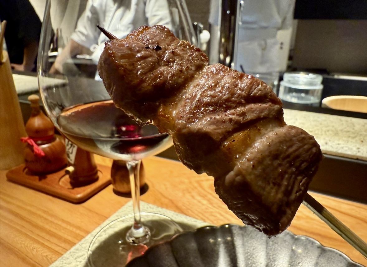 高級感溢れる店内はデートに最適♪高級焼鳥とワインをご用意。