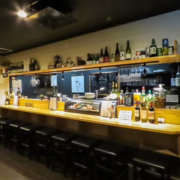 【落ち着きを感じる店内空間◎】10席のカウンター席はシックな内装で、料理を目の前で楽しむことができます。お仕事帰りやプライベートな時間に、食事を楽しむのにぴったりです。心温まるひとときをお楽しみください。