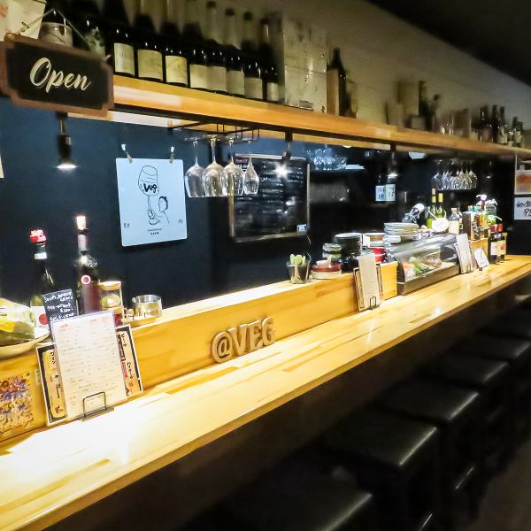 【カウンターでの特別なひととき◎】当店の総席数は10席となっており、その全てがカウンター席となっています。お一人様やデートなど少人数でのご利用にぴったりです。ぜひ、本格フレンチをじっくり楽しんでください。