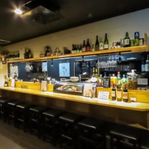 当店の座席は全てカウンターのみの10席となっています。ワイワイした空間でお気軽に楽しんで頂けます◎