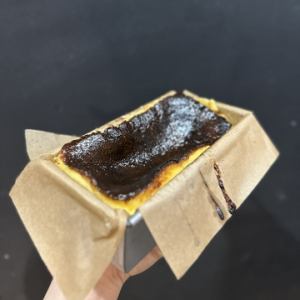 Vegの岩塩で食べるバスクチーズケーキ