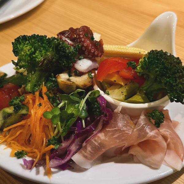 【新鮮食材◎】季節の食材を使用した前菜盛り合わせ 1600円(税込)