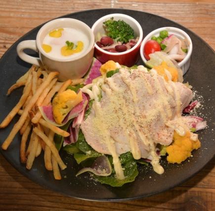 自家製鶏ハムのサラダプレート　手作りシーザードレッシング