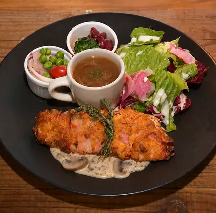 ポルチーニと3種のキノコの鮭のベーコン巻きフライプレート
