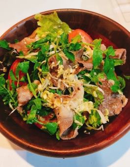 <Very popular!> Extremely delicious green onion salt ``Wagyu beef shabu salad''