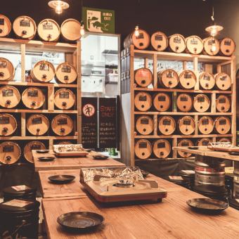 大衆居酒屋らしい、独特な雰囲気を醸し出している店内。ずらりと設置してある巨大樽もある意味「お洒落」で、見ものです◎友人との飲みなど少人数の集まりから、大人数での宴会まで、幅広くご利用いただけます！