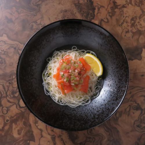 サーモンのサルサそうめん
