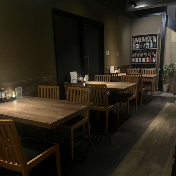 【隠れ家的内装】1階と地下1階の2フロアの店内はちょっと隠れ家的で、デザインも古材を活かしたシャレた空間です。友人、知人との食事や呑みはもちろんそしてデートにもオススメです。