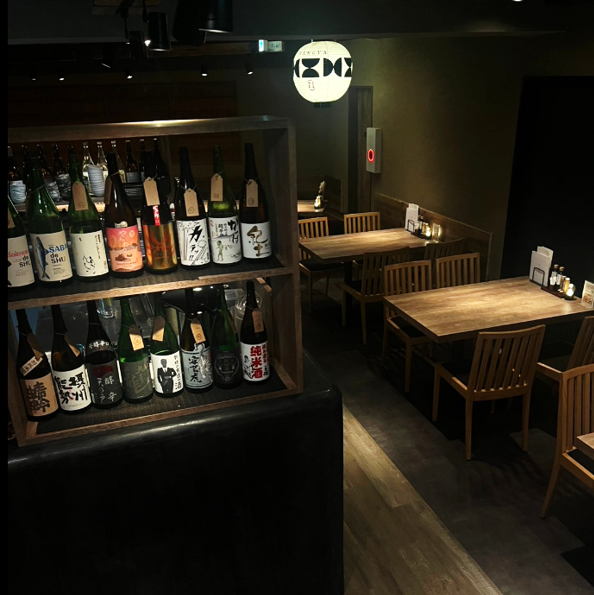 古材を施した落ち着いた店内でゆったりしたお時間を楽しんでいただけます。