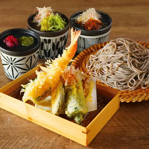 3種のつけだれ天ざる蕎麦(ざるだしつゆ・とろろ梅くらげ・鴨ごま味噌だれ)