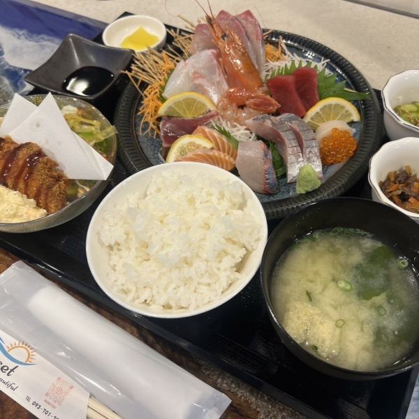 【港より直送◎】刺身定食フライ付き　2657円（税込）