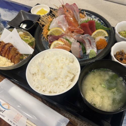 【港より直送◎】刺身定食フライ付き　2657円（税込）