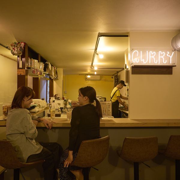 カウンター席にあるカレー酒場です。国際通り裏路地にある新店です！リーズナブルな価格で美味しいお料理をご提供しておりますので、お一人様から大人数でのご利用も可能です♪お気軽にお立ち寄りください！