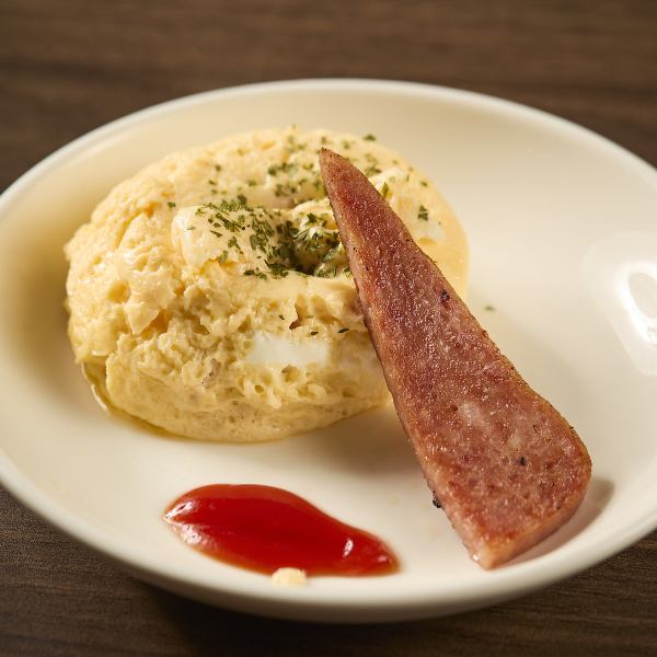 スパイスカレーはもちろん、おつまみやその他のお料理もご用意♪カウンター席、テーブルも完備！国際通り裏路地にある新店の入口から、店内にはおしゃれな小物が飾られており、落ち着いた雰囲気で、お食事をお楽しみいただけます。お仕事帰りのお一人様や、カップルでのご利用も大歓迎です。