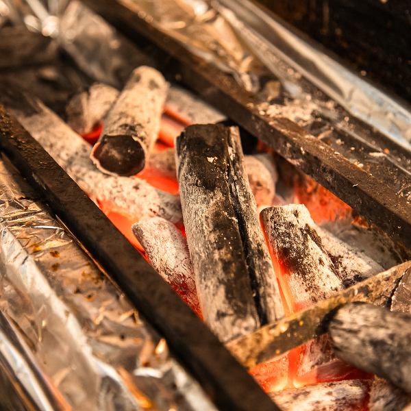 当店のこだわりは、備長炭を使用した串焼き料理です。炭火焼きの技術が光る串は、外側がカリッと焼き上がり、中はふっくらとジューシー。カウンター席では、焼き上がる様子を間近で楽しむことができ、臨場感あふれるひとときを体験できます。備長炭の力で引き立つ味わいをご堪能ください。
