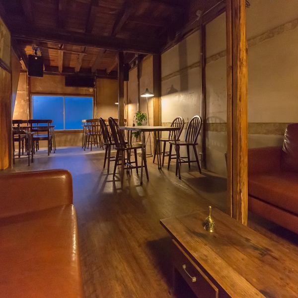 【這裡不只是喝酒的酒吧】這裡不定期舉辦攝影展、現場表演、工作坊等活動，是藝術與人溫柔互動的場所。您還可以享用使用時令食材烹製的配菜以及從市場直送的水果雞尾酒，享受片刻的滿足感。來體驗一個讓您更接近世界的夜晚。