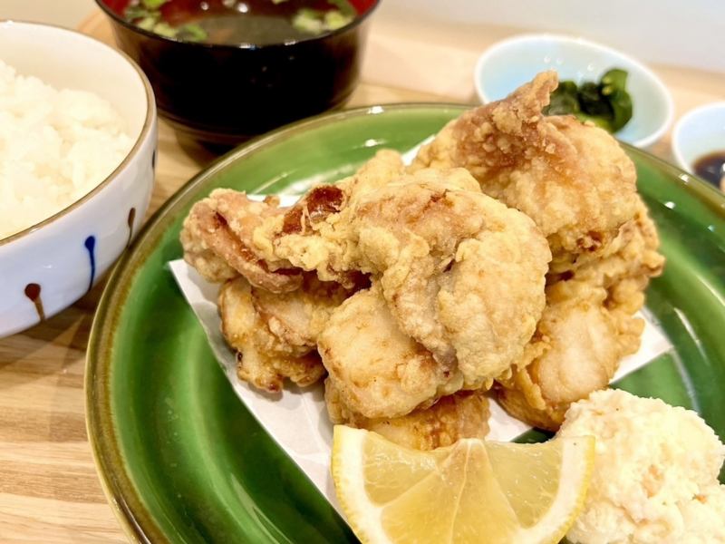 定食も沢山準備しています。鶏の唐揚げ定食からサバ味噌煮込み定食、等、開店から閉店迄ご利用できます。