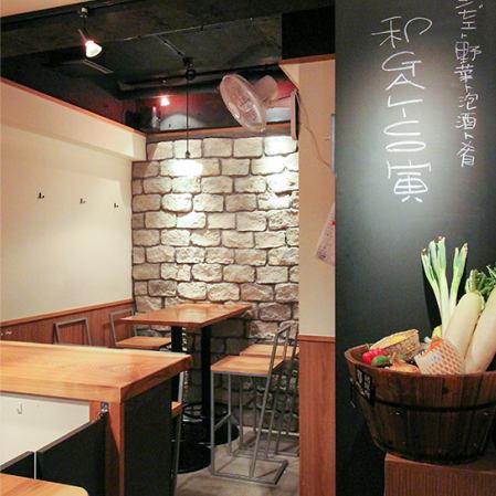 雰囲気の良い店内で仕事帰りの癒しの一杯はいかがですか?お好みのお酒が見つかる呑み比べセットや美味しいお酒に合わせたお料理でお客様を迎えています。ぜひ当店までお立ち寄りください。