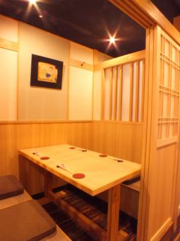 接待や大切な日のお食事に最適な《和モダン》な個室空間。九州名物を食すのにふさわしい落ち着いた空間です。