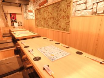 Semi-private room for up to 15 people.Semi-private rooms will be created according to the number of people, such as 4 people, 6 people and 5 people, so that it is easy to use at small parties as well as banquets.If you enjoy liquor at a spacious table seat, this seat is recommended.