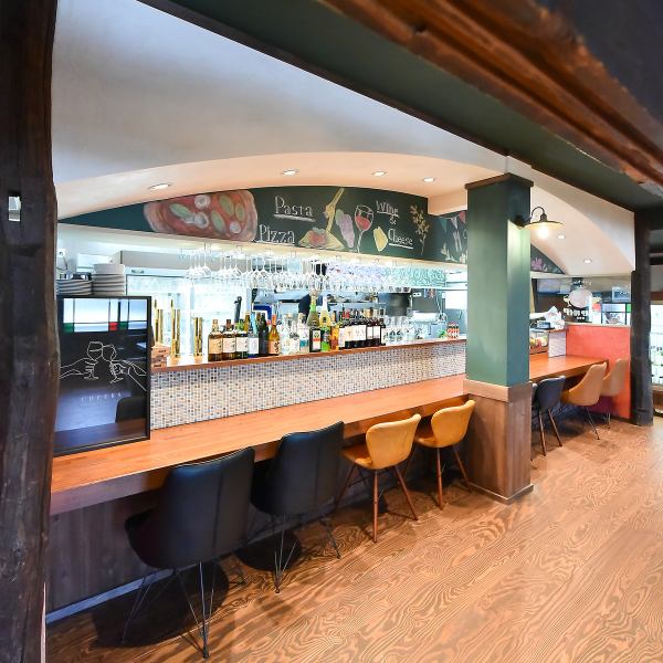間接照明が心地よく照らす店内は、温かみがありつつも洗練された空間。オープンキッチンになっているのでカウンター席は厨房内も見れるのも魅力の一つです。