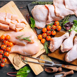 全国各地から選び抜いた鶏肉を丁寧に調理