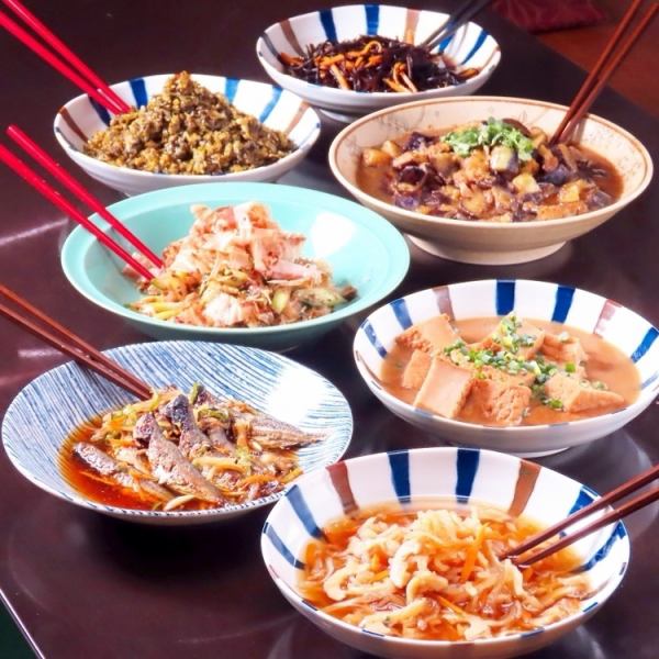 手作りのおばんざいがカウンターにずらり