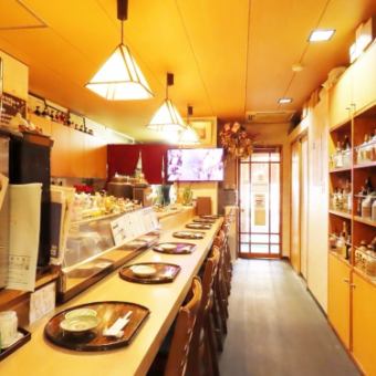 お一人様でも気軽に利用できるカウンター席は、店主との会話を楽しみながら食事ができる特等席。仕事帰りに立ち寄ったり、家庭料理を落ち着いて味わいたい方におすすめです。