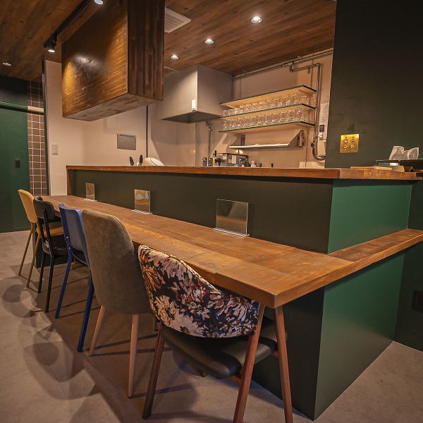 落ち着いた雰囲気の少人数席は、カウンターや小さなテーブルで構成され、ゆったりくつろげる空間が広がります★お仕事帰りやお買い物帰りなどにお気軽にお食事していただけます◎クラフトビールは入れ替わりが多く、様々な種類が楽しめる!お一人様も大歓迎です!