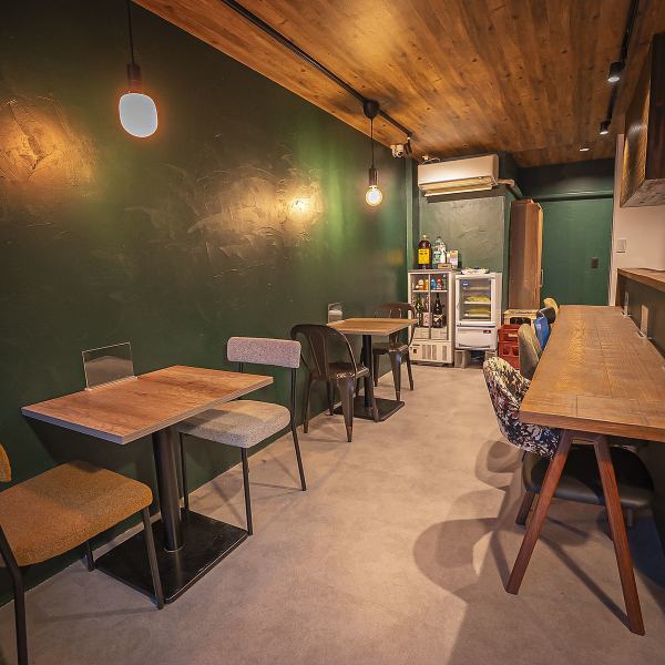 店内は優しいデザインで、居心地の良い空気感が漂います◎柔らかい照明がアクセントとなり、時間帯に合わせて異なる表情を楽しめるのも魅力♪お子様もOKのため、ご家族連れのお客様にもご安心していただけます。