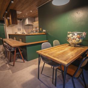 4名掛けテーブルを1席ご用意しております。2～4名様での少人数での宴会やお食事に最適なお席となっております。