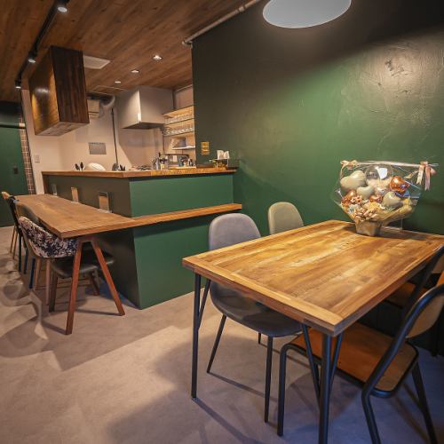 4名掛けテーブルを1席ご用意しております。2～4名様での少人数での宴会やお食事に最適なお席となっております。