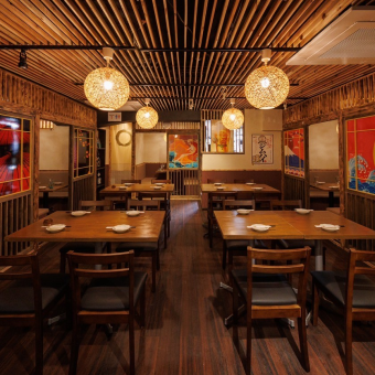 大人数宴会のお客様にもオススメの店内貸切。団体様用席は皆様のお顔が見える様なお席の作りとなっており宴会や飲み会にはピッタリのお席となっております。団体様用の幹事様一名無料クーポンなどもご用意御座いますので是非ご検討下さい。お誕生日・記念日等のサプライズも可能!