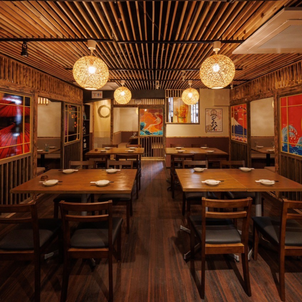 店内貸切は大人数の宴会にも最適です。団体様用のお席は全員の顔が見渡せる配置となっており、宴会や飲み会にぴったりの空間を提供します。また、幹事様1名無料クーポンもご用意しておりますので、ぜひご利用ください。お誕生日や記念日のサプライズ演出も対応可能です！