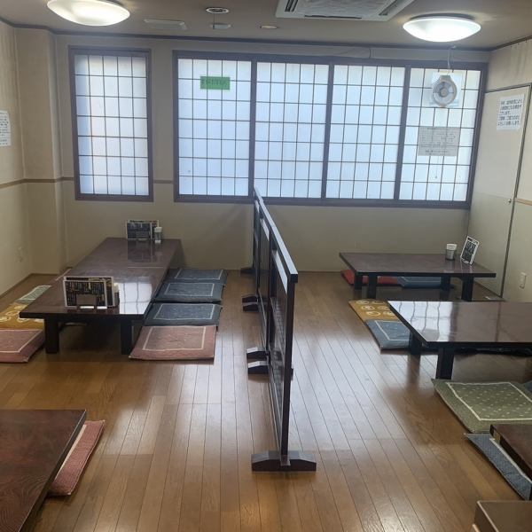 職場のお仲間と、ご家族と、デートにも◎様々なシーンに使いやすいテーブル席は人数に合わせてご利用いただけます。たくさんのお客様にくつろぎながらお食事を楽しんでいただけるように、お料理だけでなくアットホームなお店作りにもこだわっています！お座敷の貸切は24名様までご利用可能です。ぜひ当店をご利用ください♪