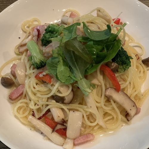 キノコとベーコンのペペロンチーノ
