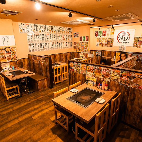 The calm atmosphere created by the warm wooden materials is appealing.There are spacious table seats and sunken kotatsu-style seats, and the restaurant can accommodate banquets of up to 60 people.An extensive menu is posted on the wall, creating an exciting dining experience.It is a cozy restaurant with a spacious atmosphere where you can enjoy a good time with friends and family.